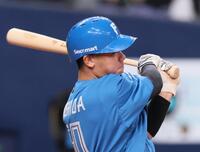 　７回、左前へ先制適時打を放つ吉田（撮影・立川洋一郎）