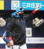 　７回を終えて、選手交代を告げに向かう新庄監督（撮影・立川洋一郎）