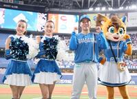 　ヒーローインタビューを終えて笑顔を見せる金村（中央右）＝撮影・立川洋一郎