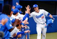 　２回、来日初本塁打となる先制ソロを放ち、ナインに迎えられるボスラー