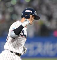 　１回、移籍第１号となる右越え２ランを放ち、拳を握る茂木（撮影・伊藤笙子）