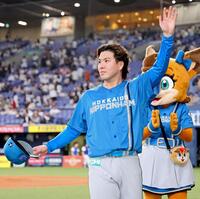 　完封勝利を飾りスタンドのファンの歓声に応える金村（撮影・立川洋一郎）