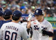 　１回、先制２ランを放ち、ナインに迎えられる茂木