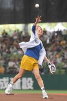 　セレモニアルピッチを行うＴＲＦのＹＵ－ＫＩ（撮影・佐藤厚）