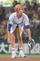 　セレモニアルピッチを行うＴＲＦのＹＵ－ＫＩ（撮影・佐藤厚）