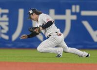 　８回、岡本の遊直を好捕するもその場に倒れ込む長岡（撮影・伊藤笙子）