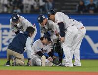 　８回、岡本の遊直を好捕するもその場に倒れ込んだ長岡（中央）にトレーナーらが駆けつける（撮影・伊藤笙子）