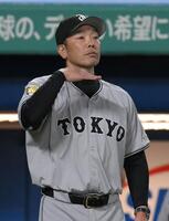 　９回の攻撃を終え、選手交代のためベンチを出る阿部監督（撮影・伊藤笙子）