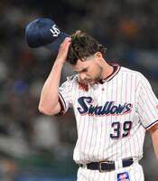 　３回、頭をかきながらベンチへ戻るランバート（撮影・伊藤笙子）