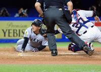 　２回、泉口の右前打で荒巻が本塁を狙うがタッチアウト。捕手・中村悠