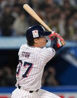 　１０回、左越えサヨナラ適時打を放つ伊藤（撮影・伊藤笙子）