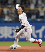 　１０回、左越えサヨナラ適時打を放ち、喜びを爆発させる伊藤（撮影・伊藤笙子）