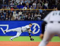 　２回、ランバートの二ゴロを処理する吉川