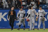 　サヨナラ負けを喫し、トレーナーとともに引き揚げる若林（中央）ら（撮影・伊藤笙子）