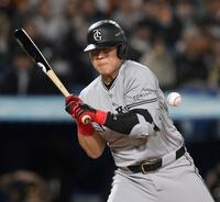 　１０回、死球を受ける岡本（撮影・伊藤笙子）