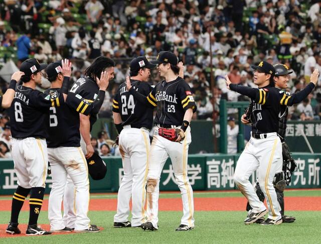 　西武に勝利し、タッチを交わすソフトバンクナイン