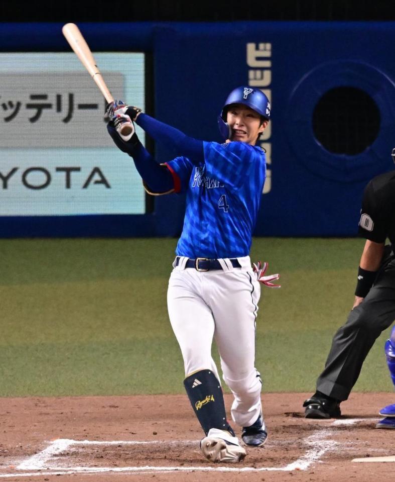 　８回、度会が右越えソロを放つ