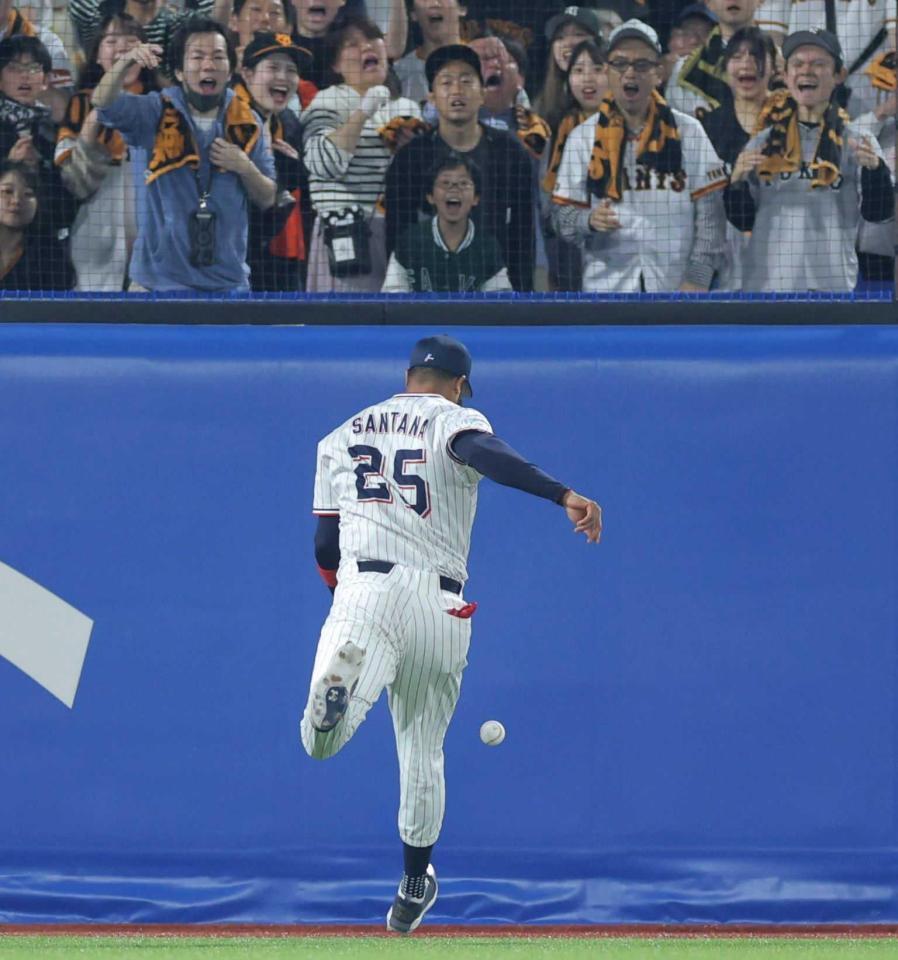 　７回、若林の打球をサンタナは一度は捕球しながらもポロリ。リプレー検証で二塁打と判定される（撮影・西岡正）
