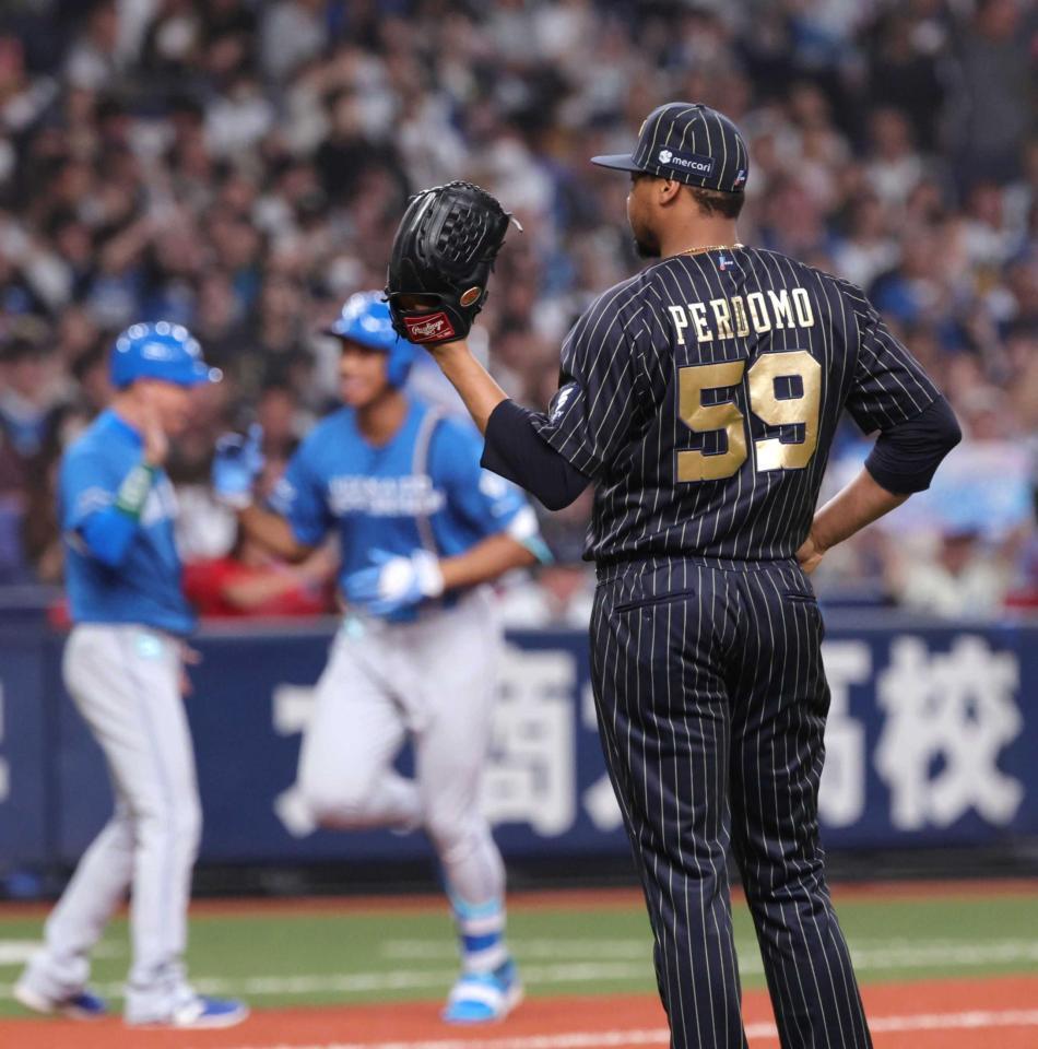 　８回、万波に３ランを浴びるペルドモ