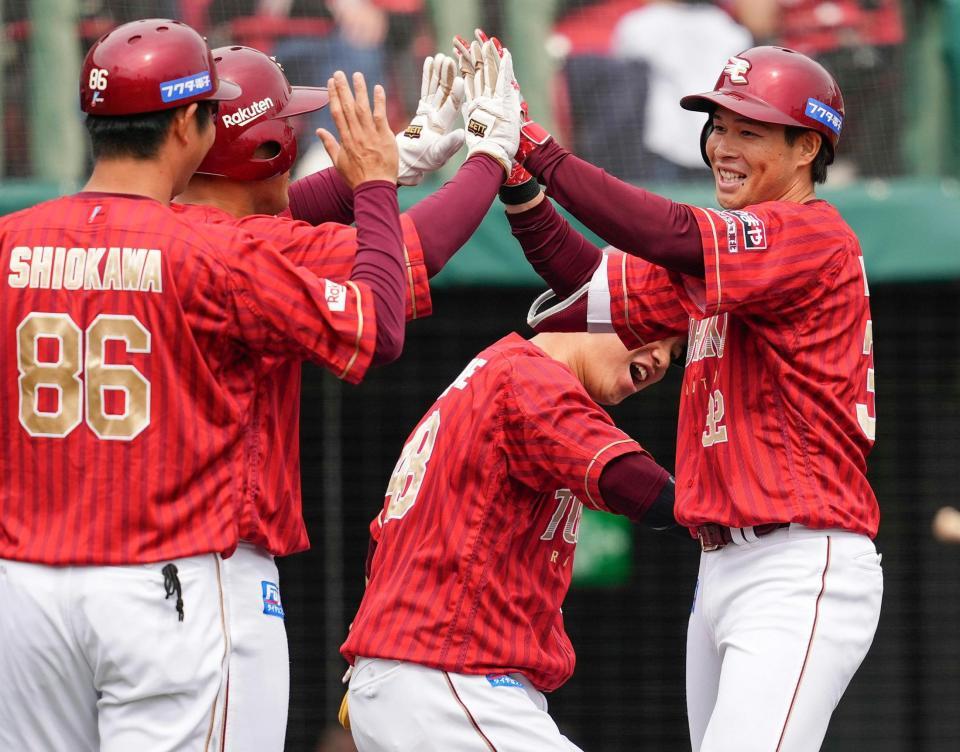 　２回、先制３ランを放ちコーチらとタッチを交わす中島（右端）