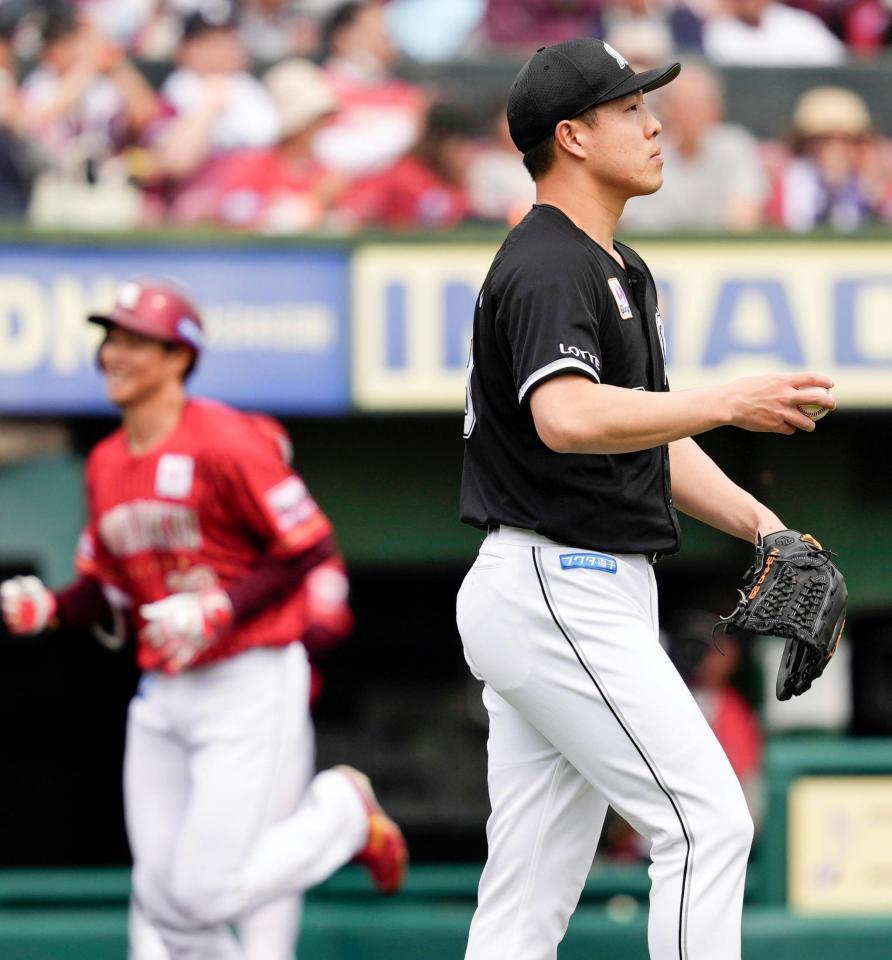 　２回、中島（奥）に先制３ランを浴びた先発の西野