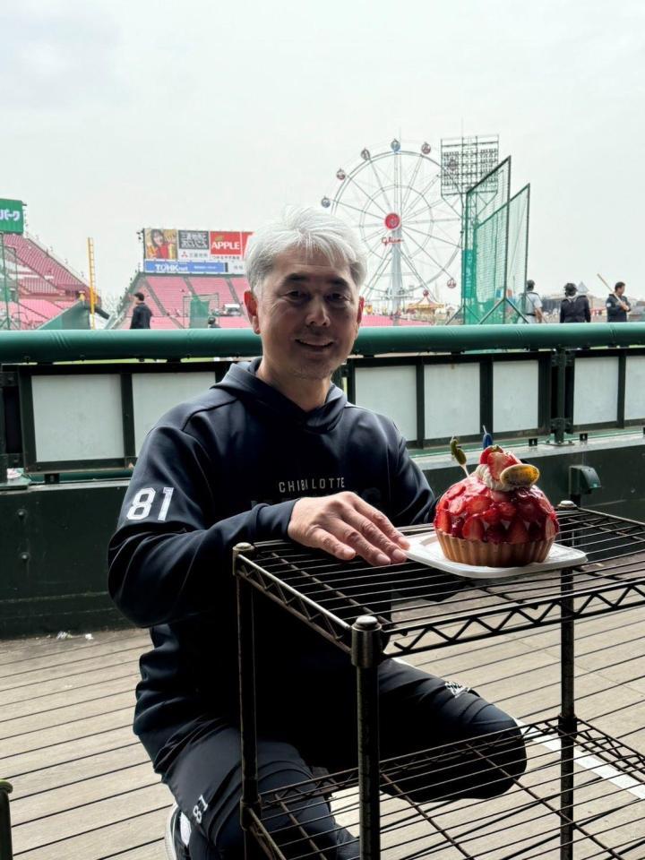 　６０歳の誕生日ケーキを前にした吉井監督