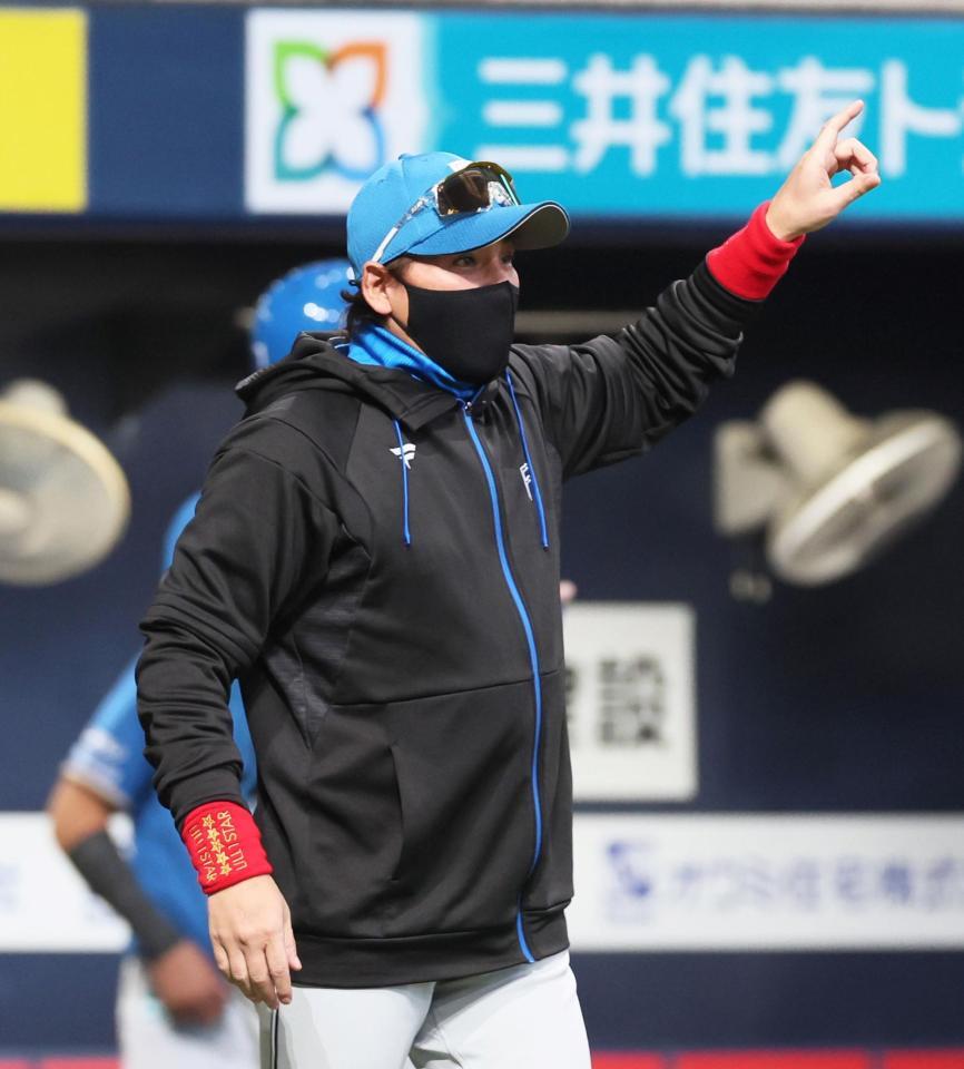 　７回を終えて、選手交代を告げに向かう新庄監督（撮影・立川洋一郎）