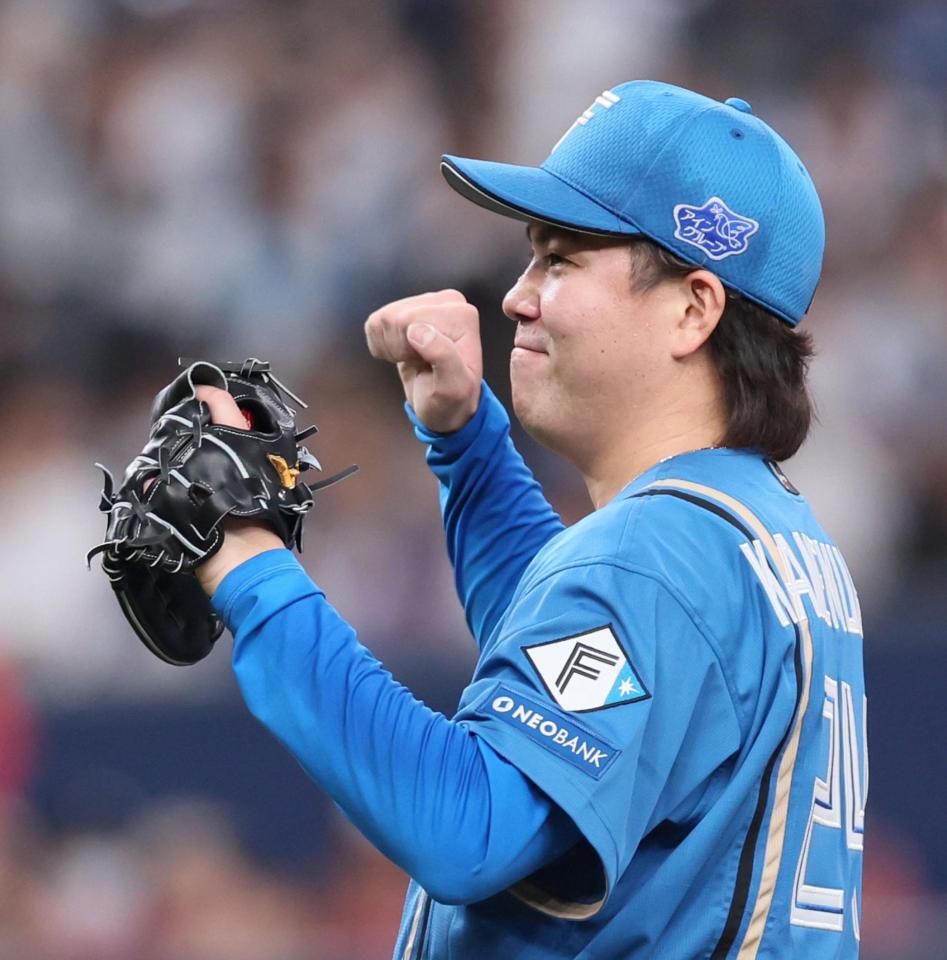 　完封勝利を飾ってガッツポーズする金村（撮影・立川洋一郎）