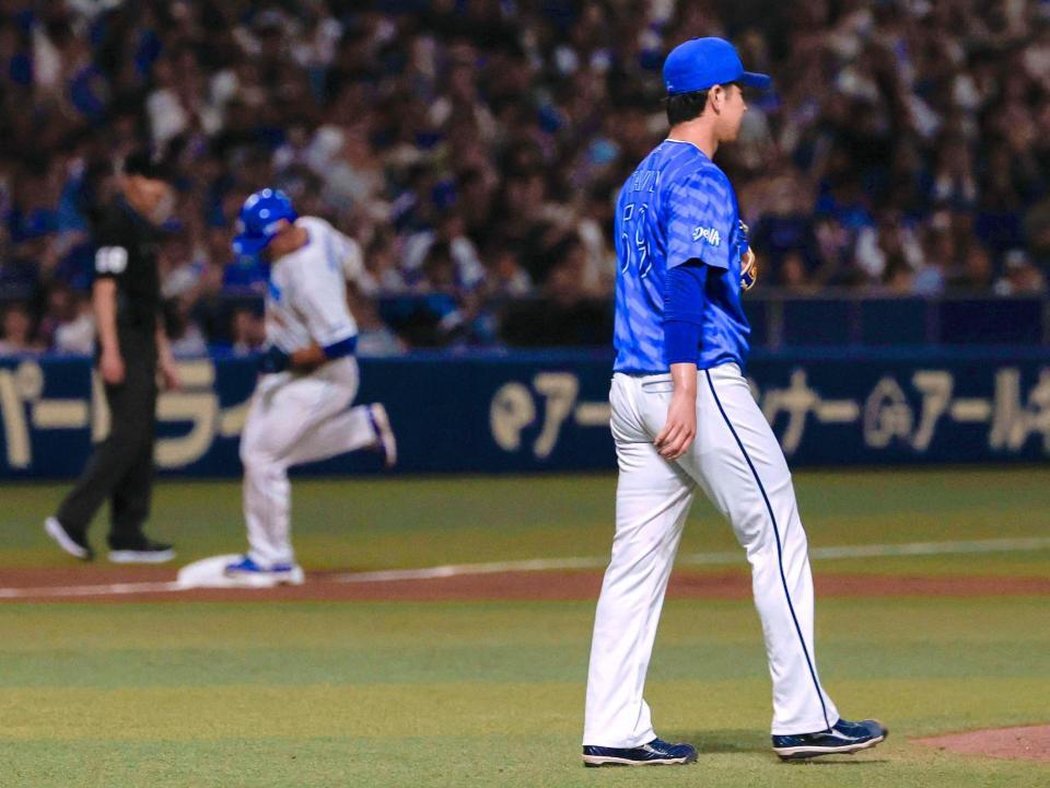 　２回、ボスラー（奥）に先制ソロを浴びた平良