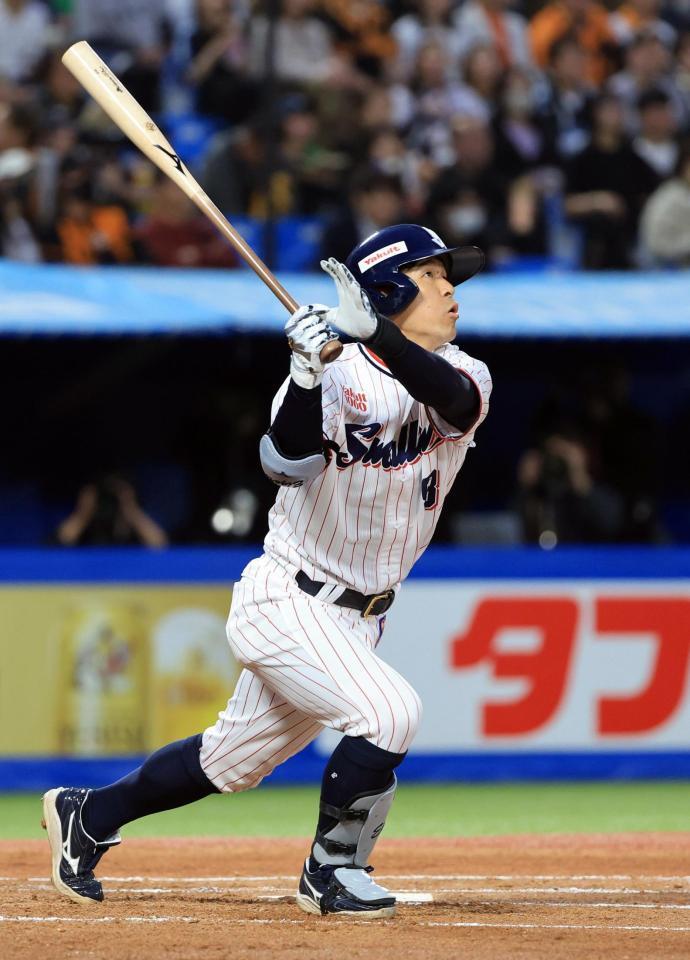 　１回、茂木が右越えに先制２ランを放つ