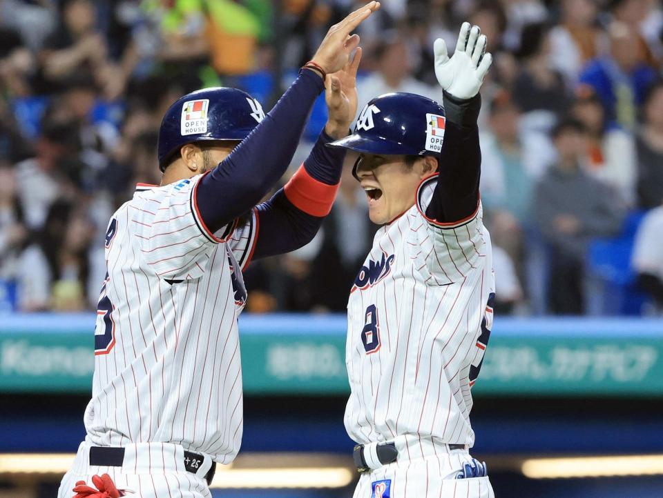 　１回、先制２ランを放ち、一走サンタナ（左）と喜ぶ茂木