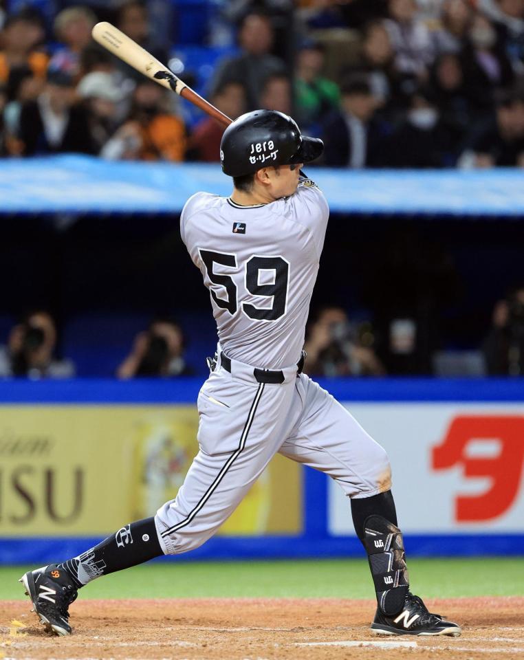 　５回、若林が左越えに同点ソロを放つ