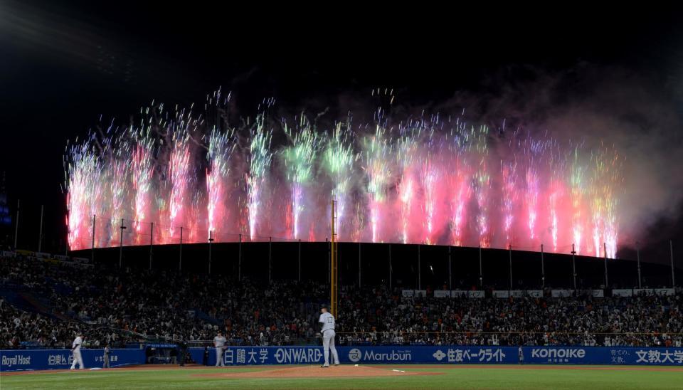 　６回、ヤクルトの攻撃前に国立競技場から打ち上がった花火（撮影・伊藤笙子）