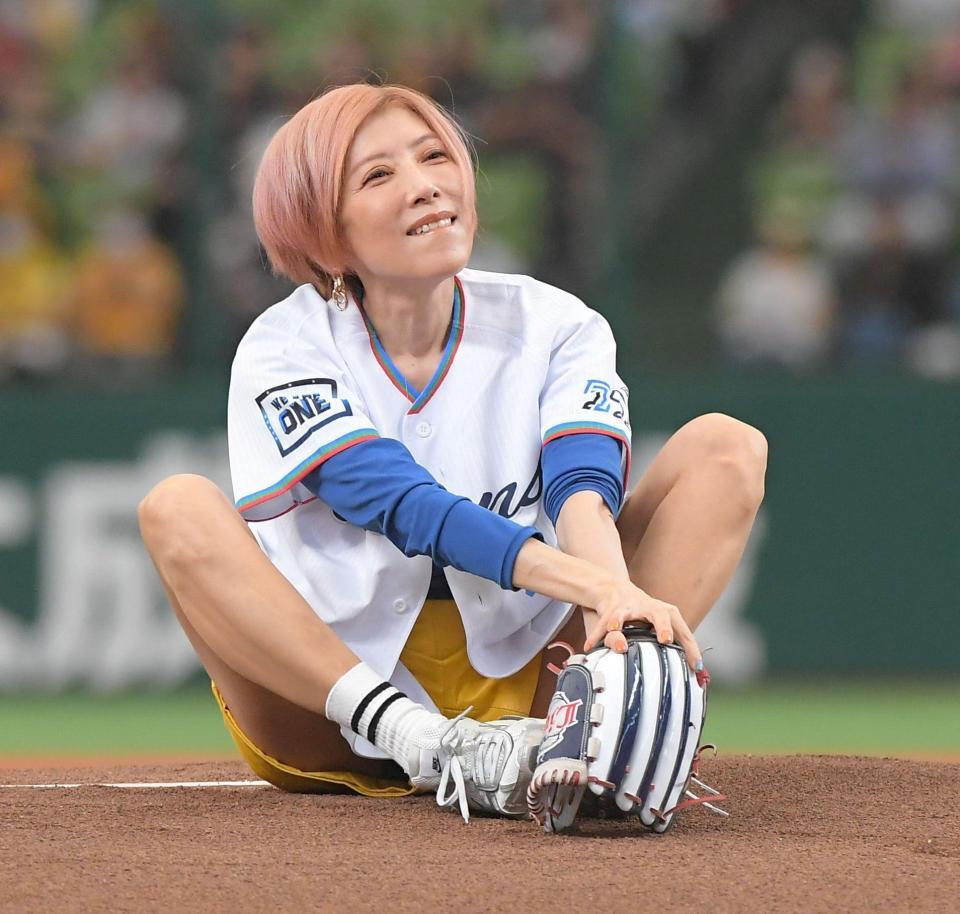 　投球後、マウンドに座り込むＹＵ－ＫＩ（撮影・佐藤厚）