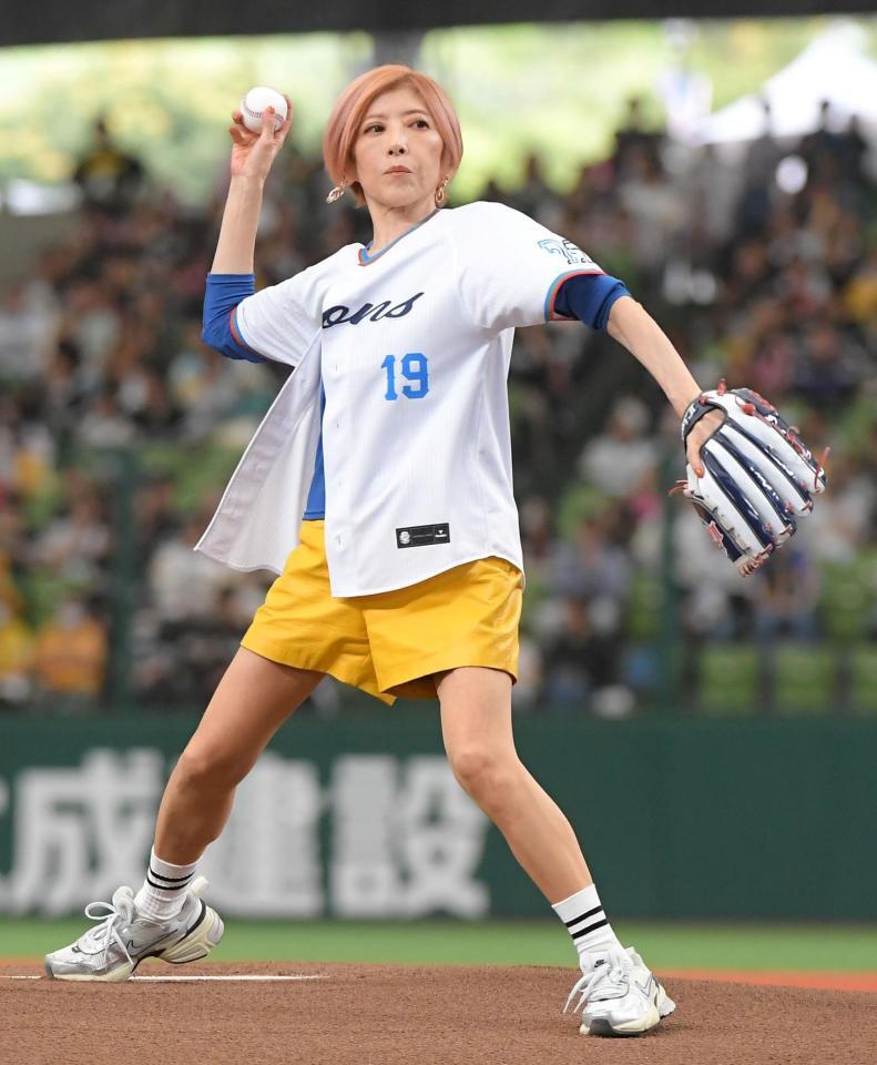 　セレモニアルピッチを行うＴＲＦのＹＵ－ＫＩ（撮影・佐藤厚）