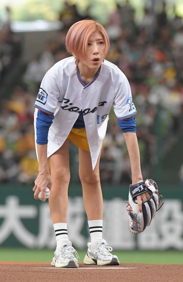 　セレモニアルピッチを行うＴＲＦのＹＵ－ＫＩ（撮影・佐藤厚）