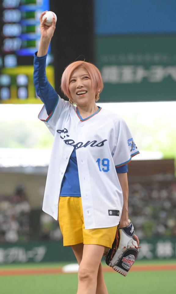 　歓声に応えるＹＵ－ＫＩ（撮影・佐藤厚）