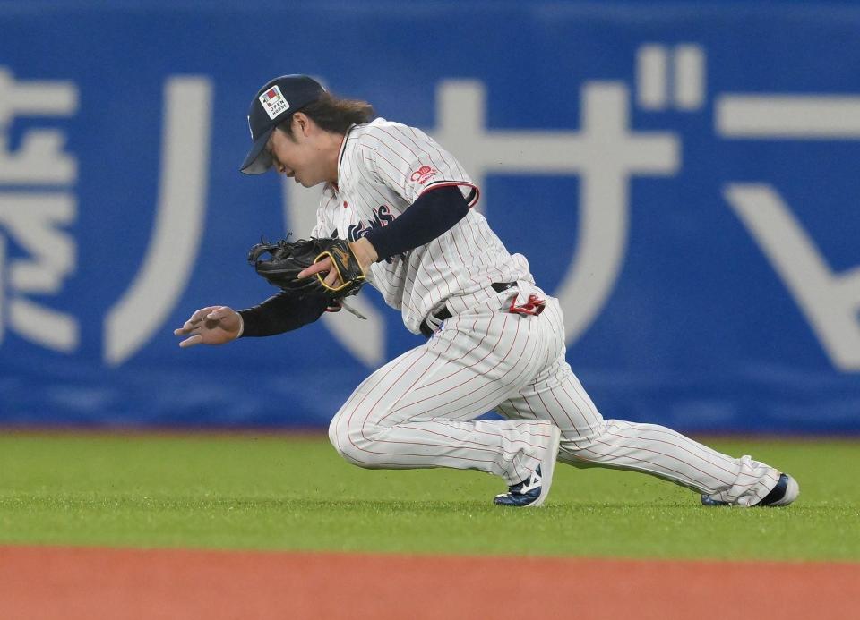 　８回、岡本の遊直を好捕するもその場に倒れ込む長岡（撮影・伊藤笙子）