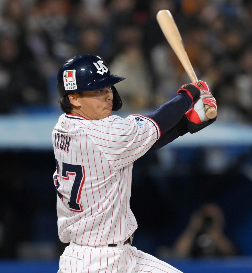 　８回、プロ初安打となる右前打を放つ伊藤（撮影・伊藤笙子）