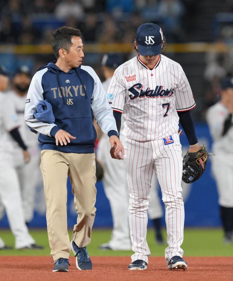 　８回、岡本の遊直を好捕する際に負傷し、治療のため一度ベンチへ下がる長岡（右）＝撮影・伊藤笙子