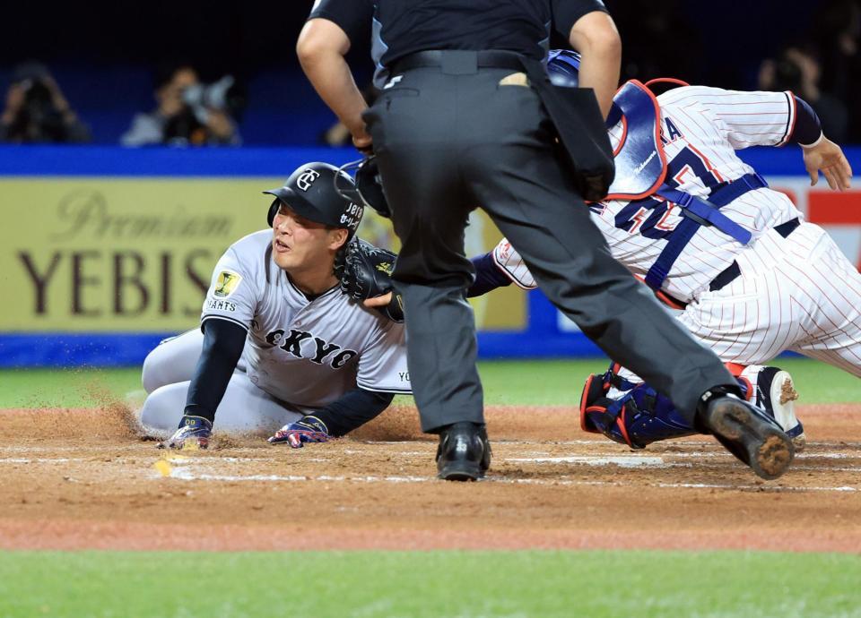 　２回、泉口の右前打で荒巻が本塁を狙うがタッチアウト。捕手・中村悠