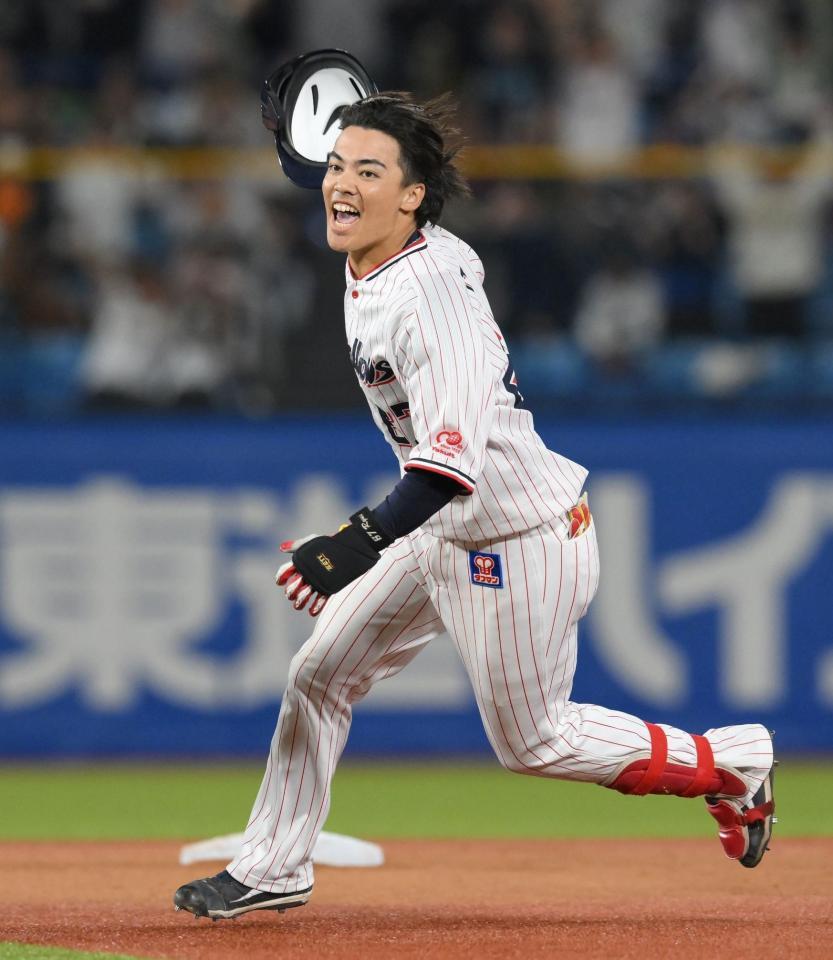 　１０回、左越えサヨナラ適時打を放ち、喜びを爆発させる伊藤（撮影・伊藤笙子）