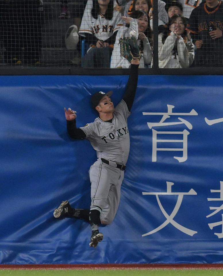 　１０回、伊藤の打球に飛びつく左翼手・若林（撮影・伊藤笙子）