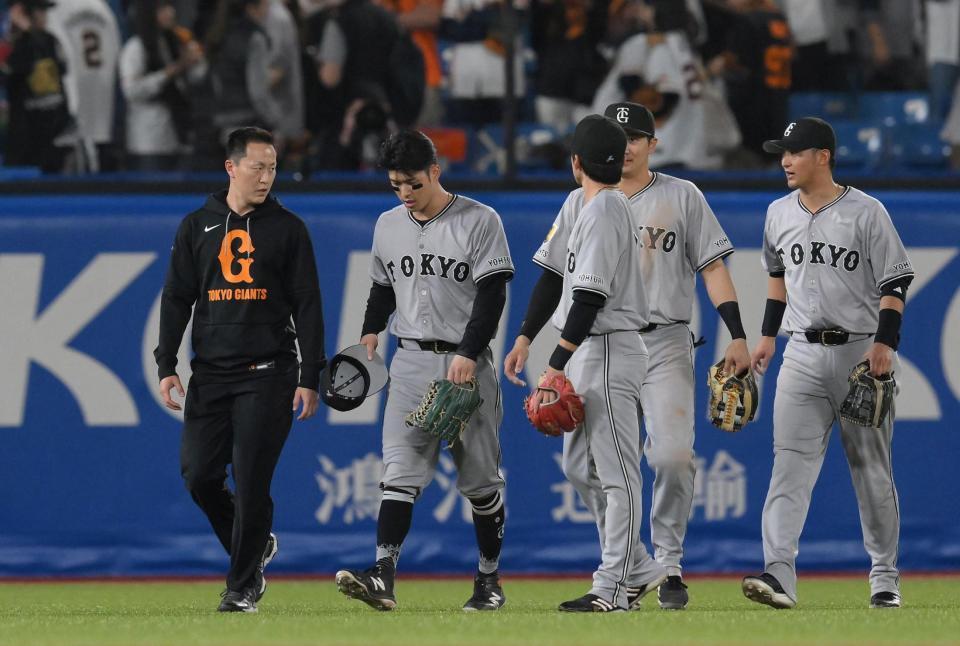 　サヨナラ負けを喫し、トレーナーとともに引き揚げる若林（中央）ら（撮影・伊藤笙子）