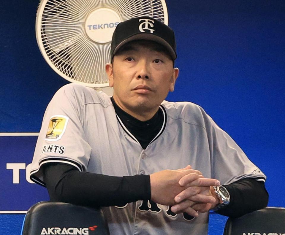 　４回、試合を見つめる阿部監督