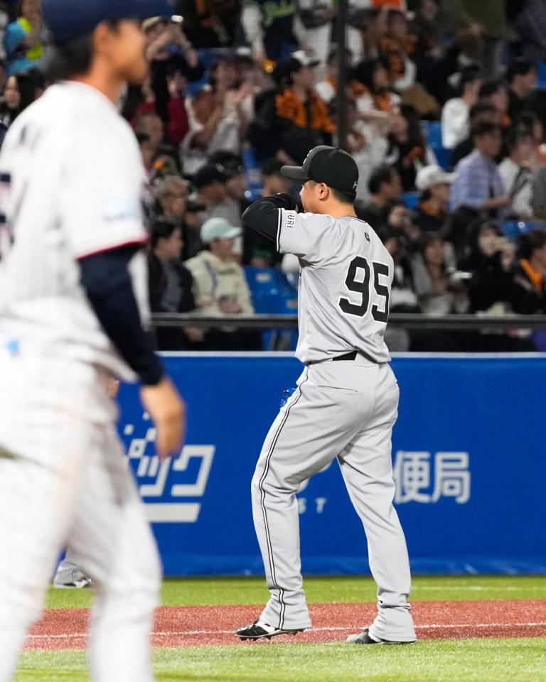 　１０回、サヨナラ打を浴び引き揚げる戸田