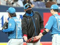 　金村（左）らを迎える新庄監督（撮影・立川洋一郎）