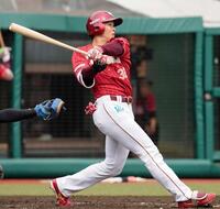 　２回、先制３ランを放つ中島