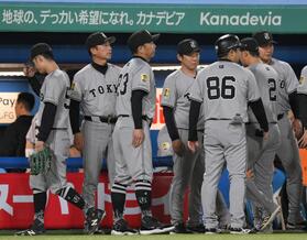 　サヨナラ負けを喫し、ナインを迎える阿部監督（中央）ら（撮影・伊藤笙子）