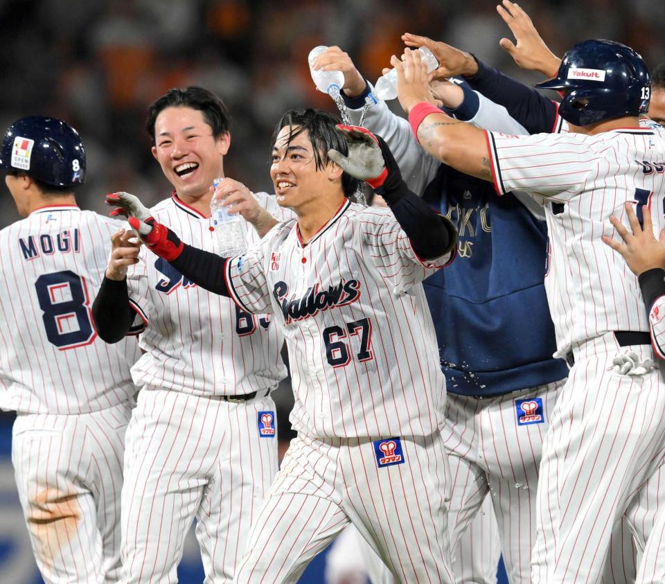 　１０回、サヨナラ打を放ち、祝福を受ける伊藤（中央）＝撮影・伊藤笙子